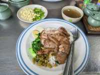 คาเฟ่ข้าวขาหมูภูเก็ต อร่อยริมบึงสุดชิลล์ 