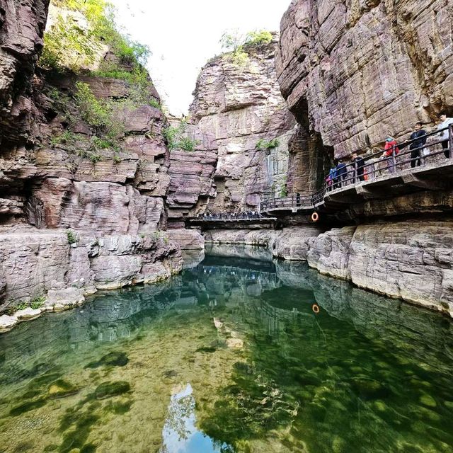 紅石峽位於河南省焦作市 , 是雲台山旅遊景點的精華。