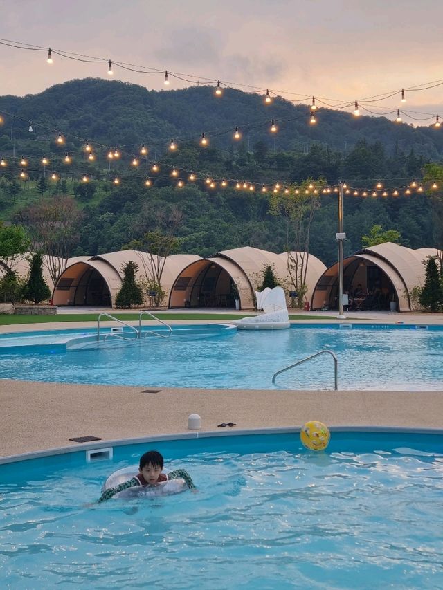 저녁 하늘 아래에서의 물놀이 캠핑