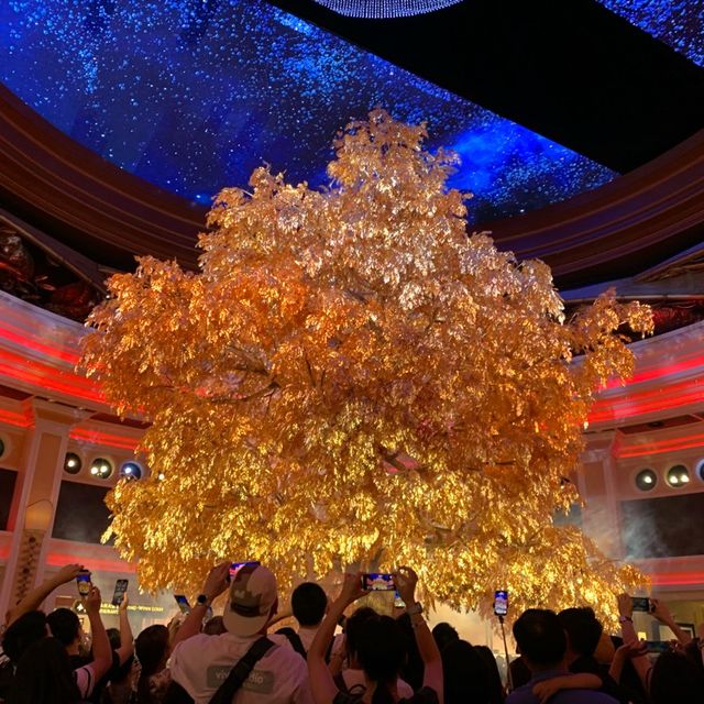 主角黃金「吉祥樹」及「富貴龍」出現