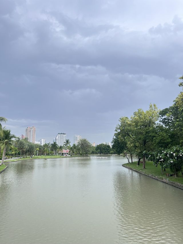 มุมถ่ายรูปฟีลเกาหลี ที่สวนจตุจักรในวันฝนตก 🌳 🚊