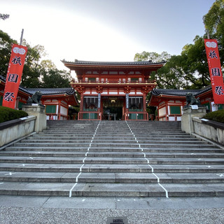 京都！一大早就去八坂神社參拜了！我像以前一樣在神社裡進行了祈願，祈求消除瘟疫。