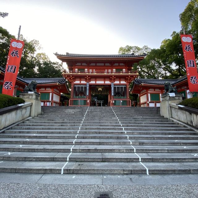 京都！八坂神社を早朝に参拝！疫病消除(えきびょうしょうじょ)の祈りで発展してきた神社に昔と同じ祈りをしてきた