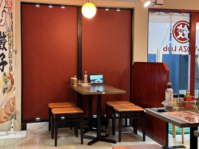 静岡・静岡駅。駅改札近く『餃子専門店 餃子研究所』のスープ餃子定食