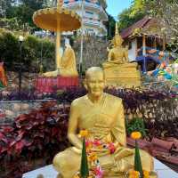 สักการะเจดีย์ทอง สำนักสงฆ์ห้วยน้ำใส สวนผึ้ง