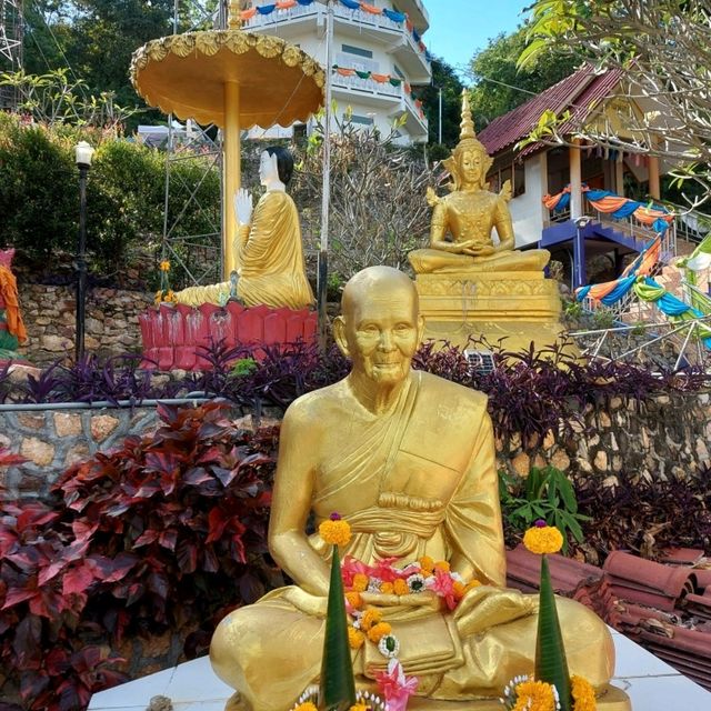 สักการะเจดีย์ทอง สำนักสงฆ์ห้วยน้ำใส สวนผึ้ง