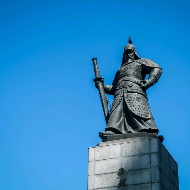 맑은 하늘의 광화문, 또 다른 분위기네요!