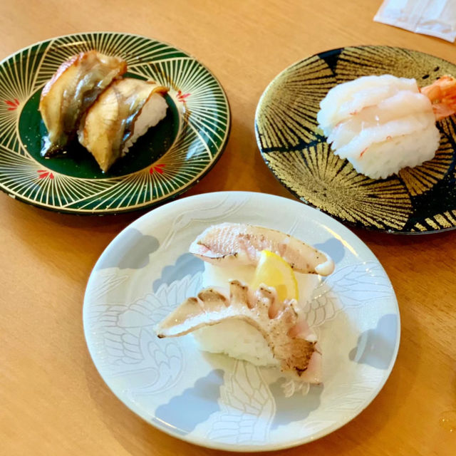 「根室花丸迴轉壽司：頂級壽司店，獨特魅力」