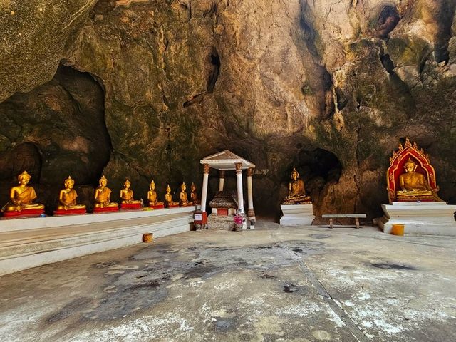 ณ  ถ้ำเขาหลวง