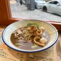 日賣300碗·30斤牛骨熬煮12小時．招牌阿叔船麵
