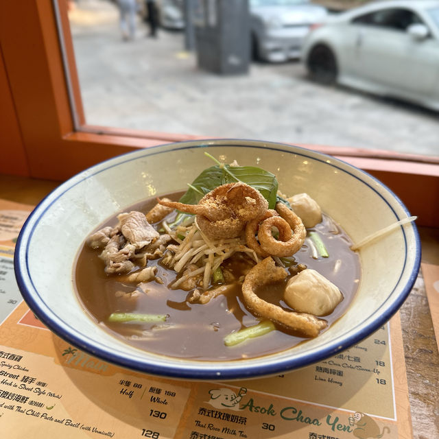 日賣300碗·30斤牛骨熬煮12小時．招牌阿叔船麵
