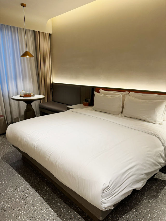 🏢 Hotel with Small entrance