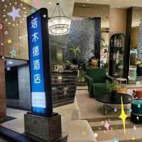 高雄四星級飯店，附近有餐廳和停車場