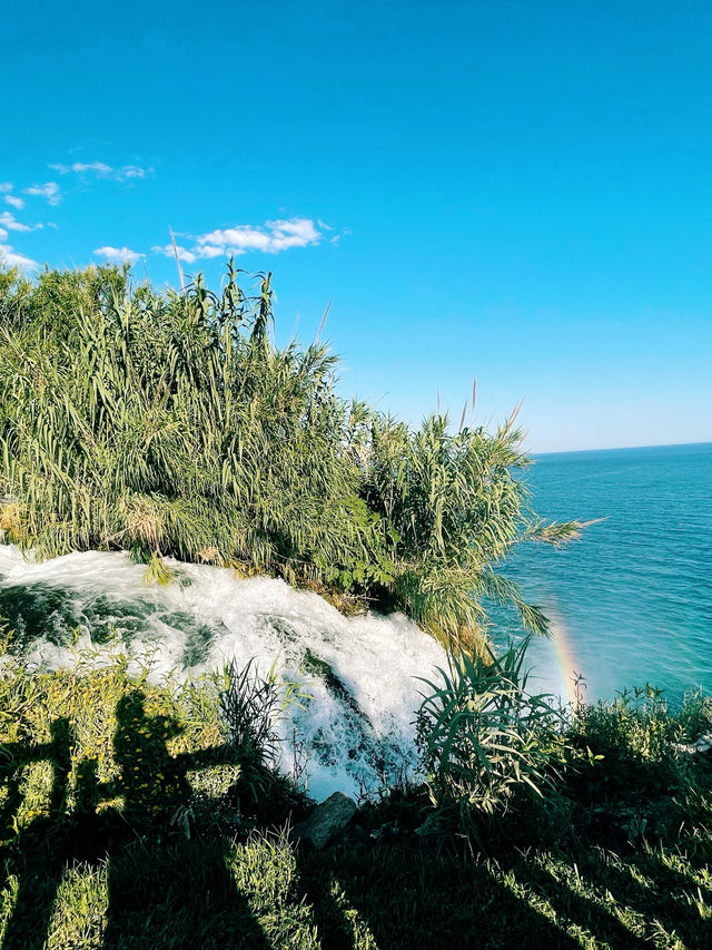 海へ流れる滝で虹を発見🌈💛