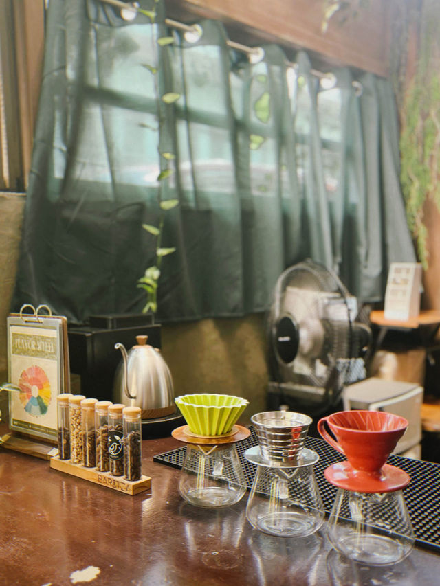 Lost in the art and aroma at Bowerbird Coffee 🎨☕️