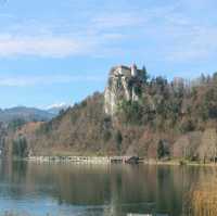  A Goregous lake and vibe