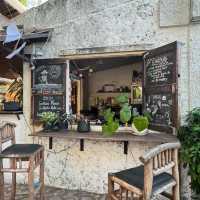 คาเฟ่ริมชายหาด ที่ศรีราชา "Little town Sriracha"