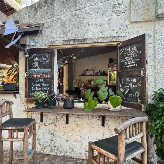 คาเฟ่ริมชายหาด ที่ศรีราชา "Little town Sriracha"