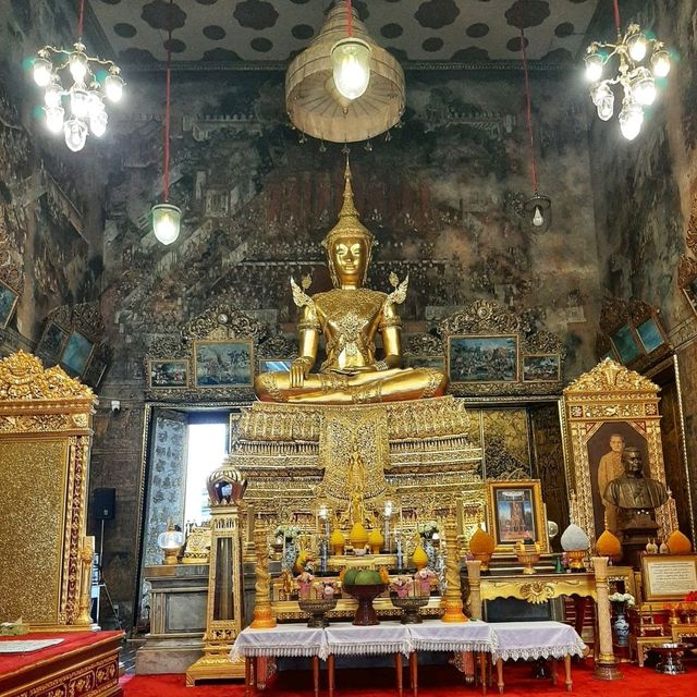 สักการะพระพุทธมหาจักรพรรดิ ณ วัดนางนองวรวิหาร