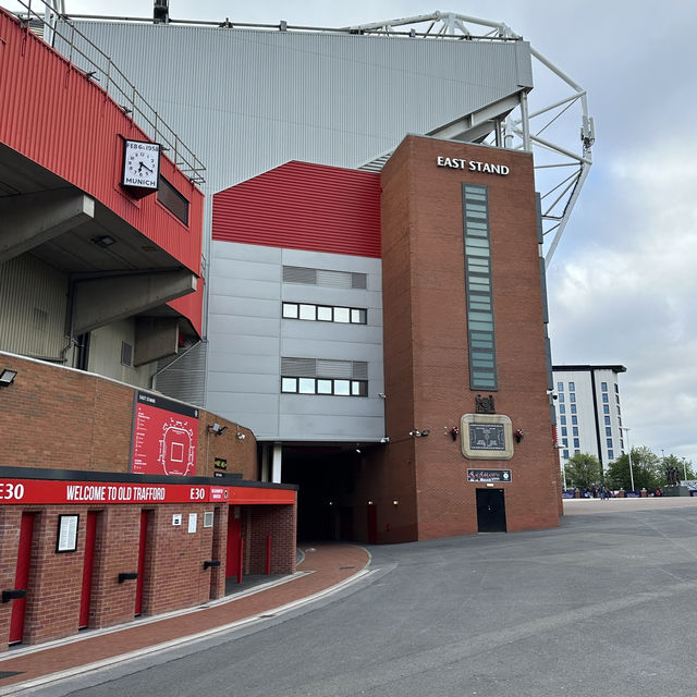 The Heart of Manchester: Walking the Grounds of Old Trafford 🏴󠁧󠁢󠁥󠁮󠁧󠁿