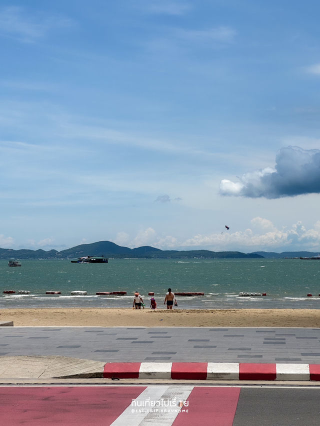 เดินเล่นริมชายหาดพัทยาในยามเช้า