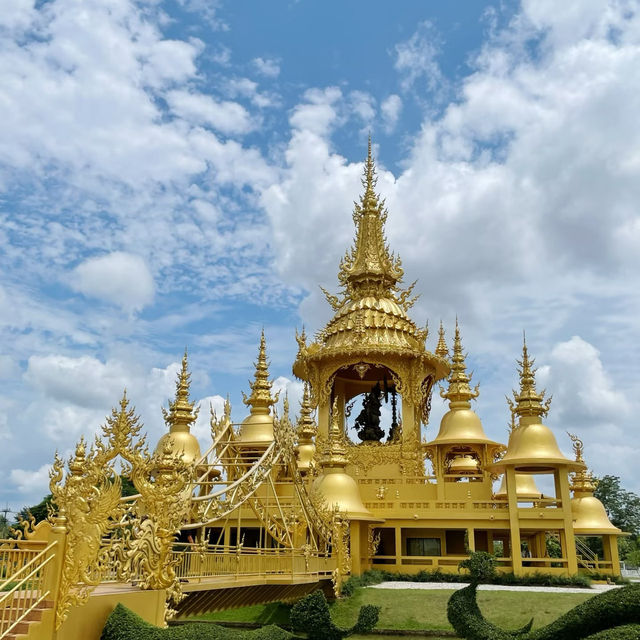 Wat Thepleela：金碧輝煌中的花園秘境 🌺