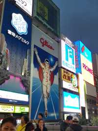 บุกโดทงบุริ ถ่ายรูปคู่กับสัญลักษณ์สุดฮิต Glico Man