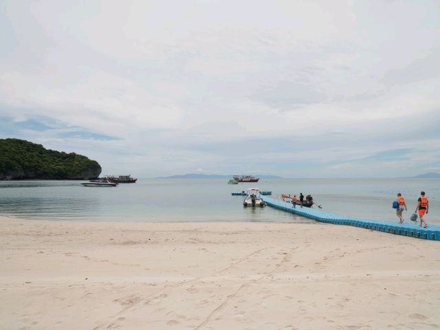 ชายหาด อุทยานแห่งชาติหมู่เกาะอ่างทอง สมุย