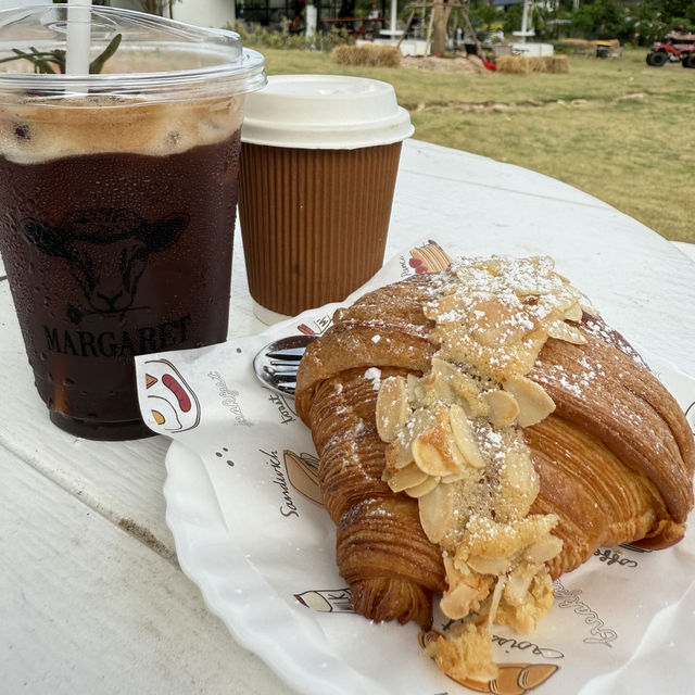 เที่ยวคาเฟ่ Theme คริสต์มาสที่ Margaret Cafe