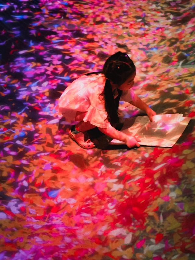 台北｜Teamlab 共創未來園，帶孩子走進夢幻光影世界！