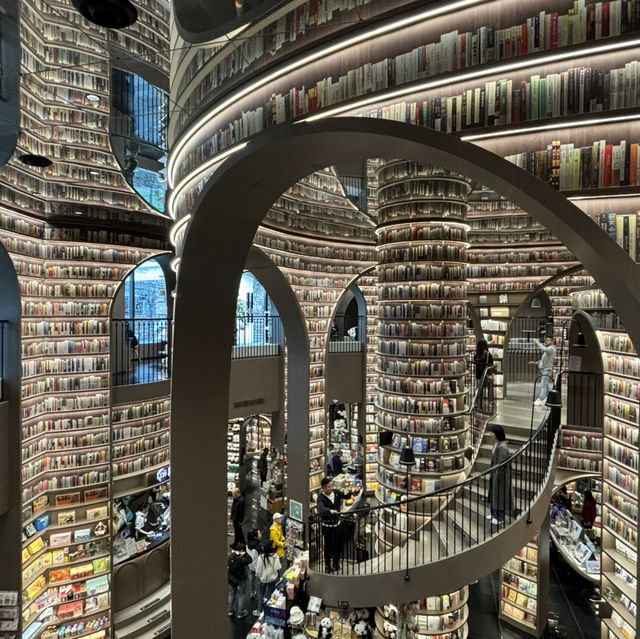 まるで魔法の城のような本屋