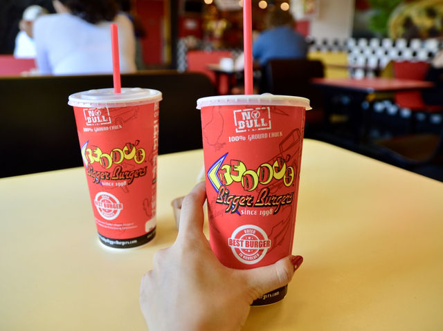 Delicious Lunch at Teddy's Bigger Burgers in Waikiki🍔