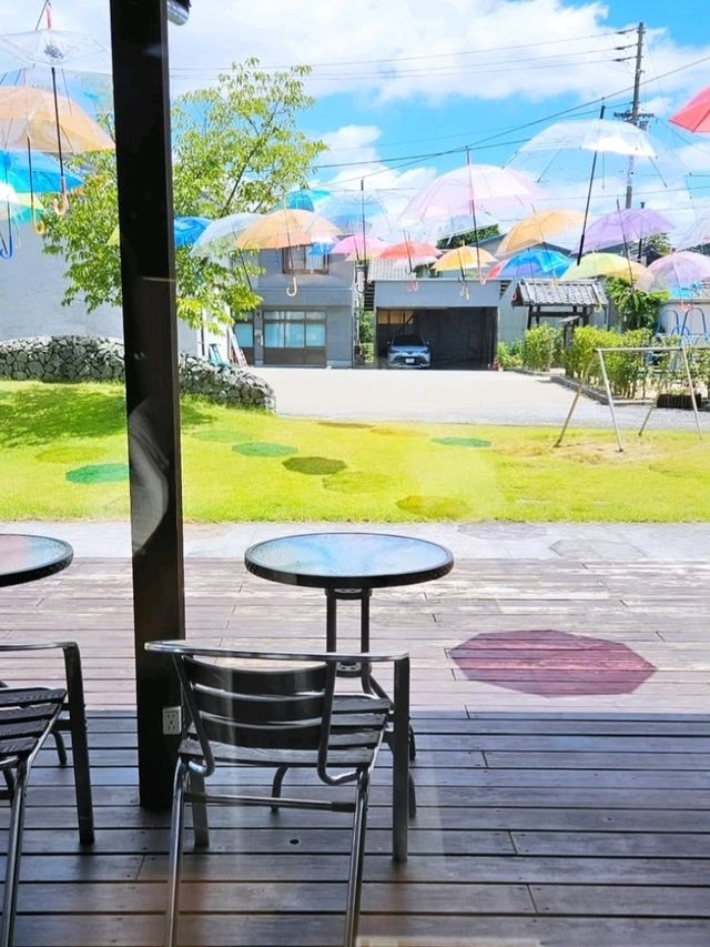 【青い空にカラフルな傘が揺れる】