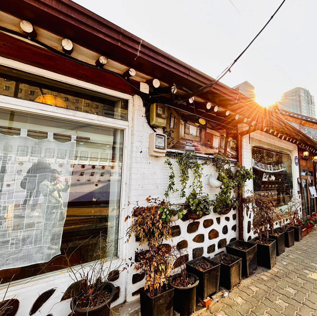A Day in Ikseon-dong Hanok Village: Seoul’s Trendy Hidden Gem!