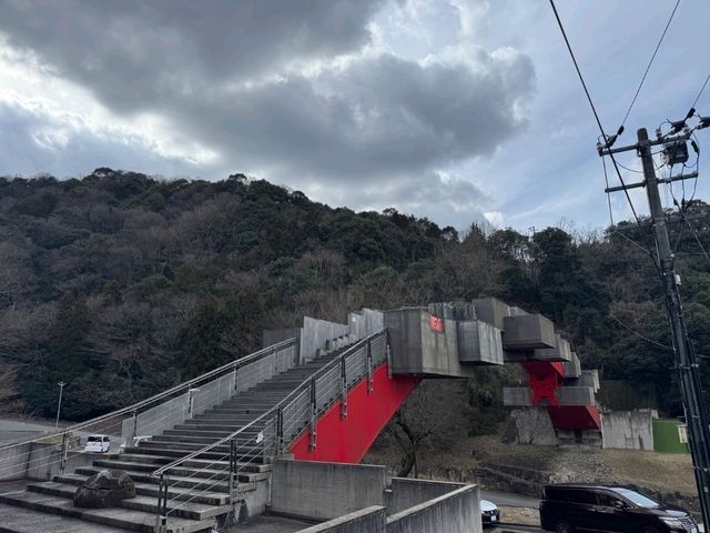 知られざる山奥に不思議な世界が広がっていた。