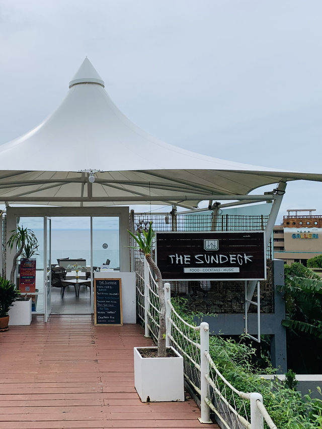 The Sundeck Phuket  จิบค็อกเทลชิลๆ ฟินไปกับวิวทะเล