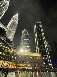 A STUNNUNG SYMPHONY FOUNTAIN LIGHT UP AT NIGHT IN KLCC PARK
