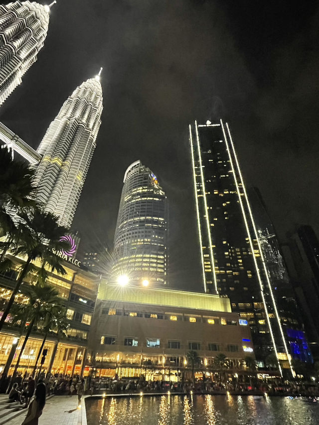 A STUNNUNG SYMPHONY FOUNTAIN LIGHT UP AT NIGHT IN KLCC PARK