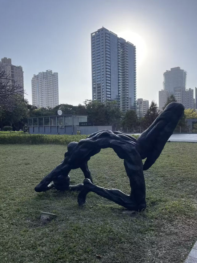 A Stroll Outside the National Taiwan Museum of Fine Arts