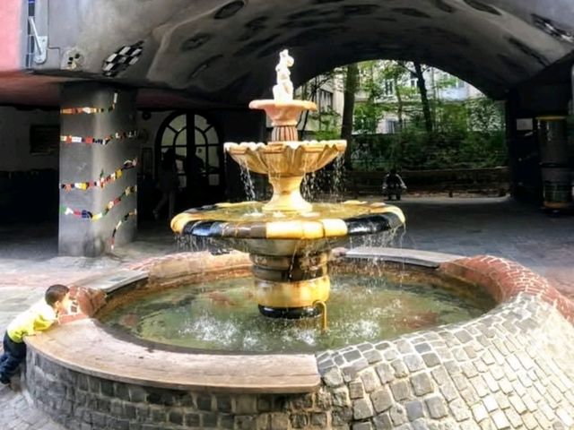 白水公寓 Hundertwasserhaus，童話世界般的藝術建築