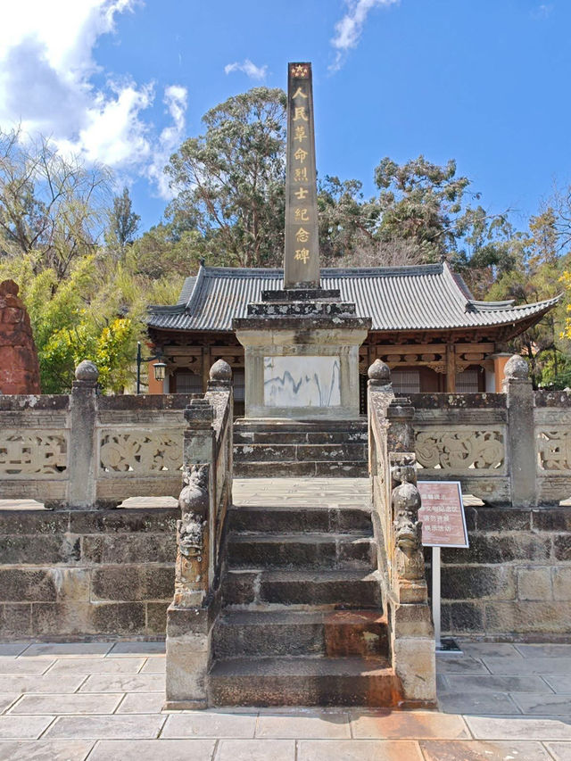 Stroll around beautiful Jianchuan Ancient Town
