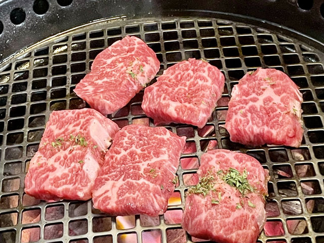首爾延南洞｜連韓國人都瘋排的韓牛名店「花雪화설」紅酒搭燒肉，讓你吃得有質感又滿足🍷
