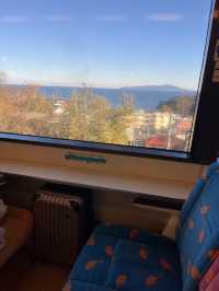 伊豆の海を眺めながら、特別な列車旅！「リゾート21 キンメ電車」でゆったり絶景体験♪