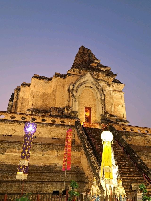 從黃昏拍到夜色降臨，柴迪隆寺真的美到犯規