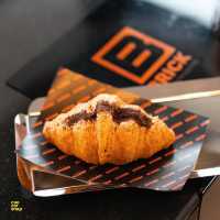 BBRICK คาเฟ่ดีไซน์โดเด่น สไตล์โมเดิร์นโทนสีส้ม