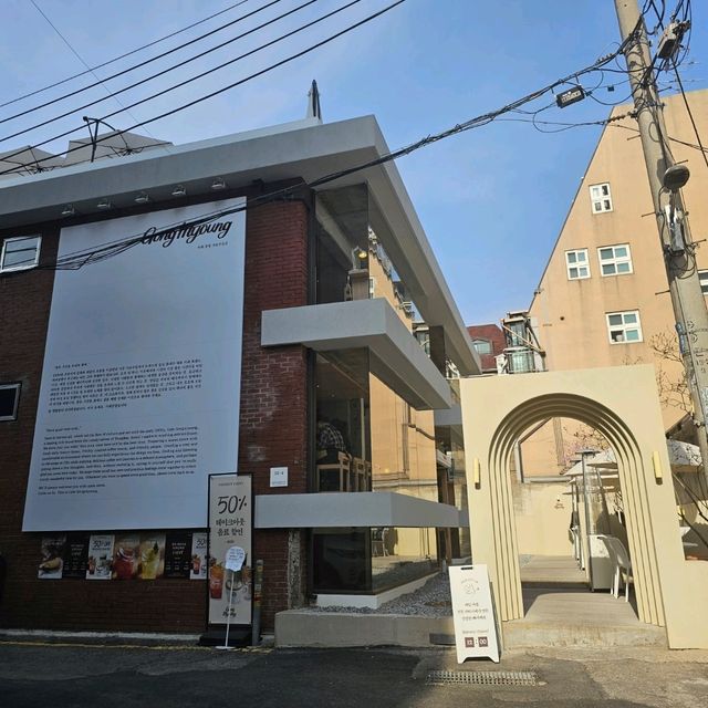 [カロスキル🇰🇷ソウル]落ち着いた雰囲気の一軒家カフェ[Cafe Gong Myoung 카페 공명 가로수길점]