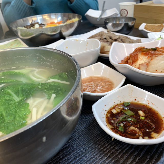 【安東家手工刀削麵】黑白大廚的姨母人生湯麵