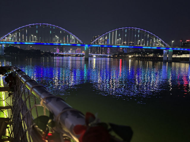 **🌉【南寧亭子碼頭遊船】夜遊邕江，璀璨夜景盡收眼底！✨**  
