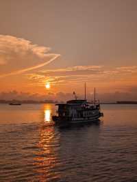 🇻🇳 Halong Bay – Part 2: Light, Stone, and Water — A Landscape That Changes You 🌊⛰