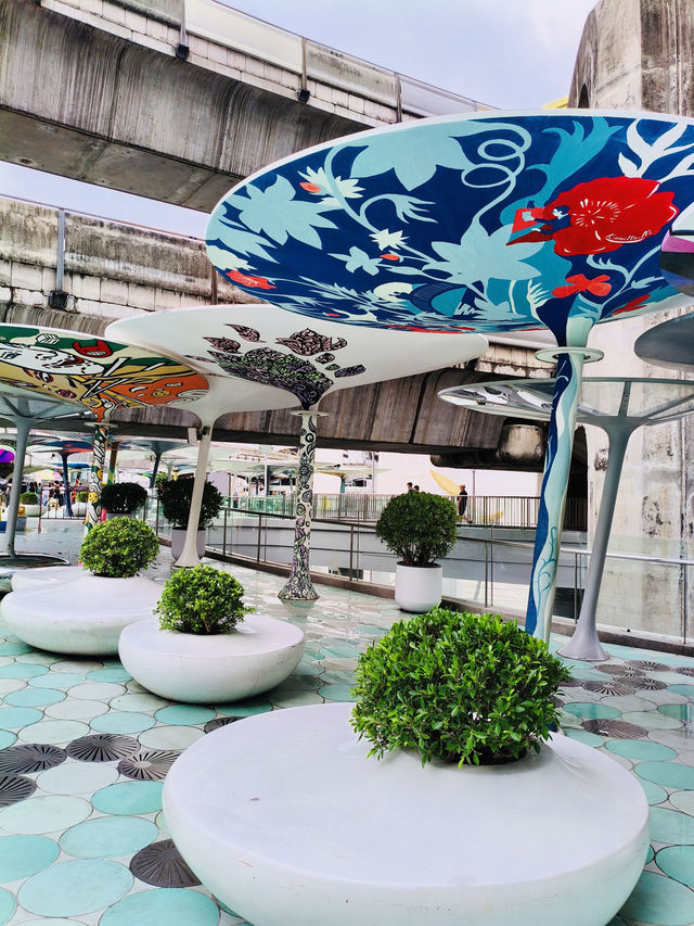 曼谷|色彩繽紛的花傘也太美了 📍曼谷 Sky Walk 彩虹天橋